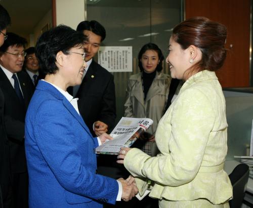 한명숙 국무총리 기자실 방문 이미지