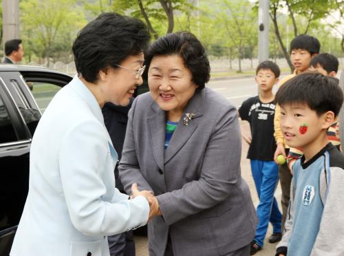 한명숙 국무총리 아동보육시설 삼동소년촌 방문 이미지