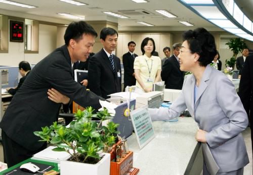 한명숙 국무총리 공명선거 관련 북아현1동사무소 방문 이미지