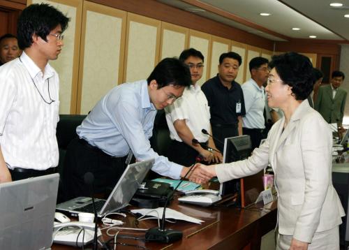 한명숙 국무총리 5.31 지방선거 행자부 투.개표지원 상황실 순시 이미지