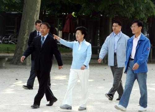 한명숙 국무총리 내외분 파리 튈르리공원 산책 이미지