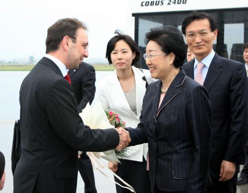 한명숙 국무총리내외분 불가리아 공항 도착행사 이미지