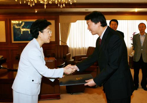 한명숙 국무총리 김석환 공보수석비서관 임명장 수여 이미지