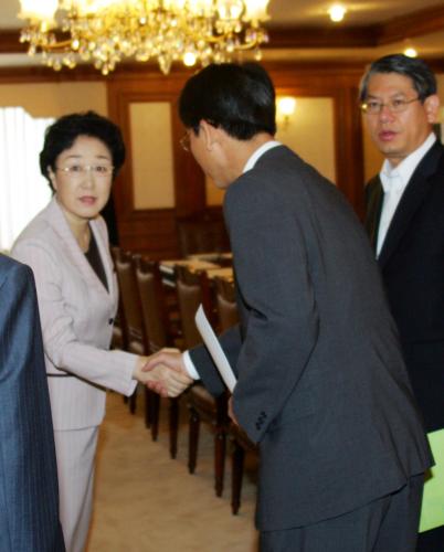 한명숙 국무총리 학교급식 집단 식중독 관련 관계장관회의 이미지