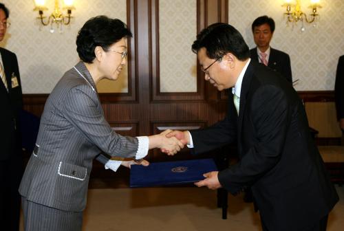 한명숙 국무총리 김흥권, 최창식 서울시 행정1, 2부시장 임명장 수여식 이미지