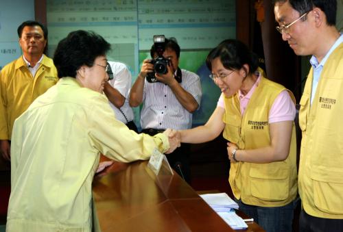 한명숙 국무총리 중앙재난안전대책본부 방문 이미지