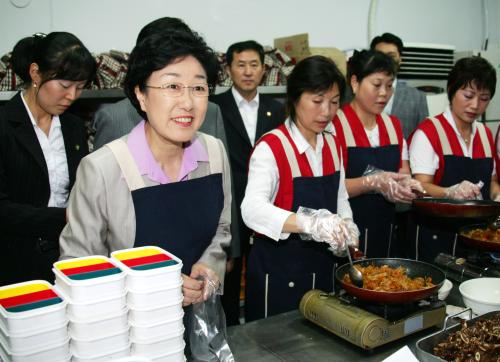 한명숙 국무총리 아동급식시설 현장 방문 이미지