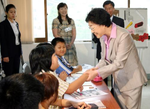 한명숙 국무총리 아동영어특기교육 현장 참관 이미지