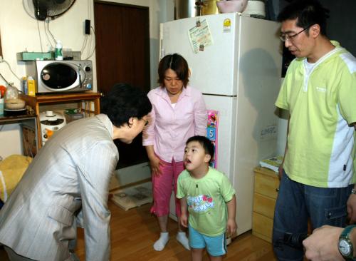 한명숙 국무총리 이동진 장애아동가구 방문 이미지