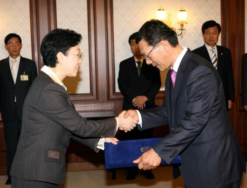 한명숙 국무총리 장만채 순천대학교 총장 임명장 수여 이미지