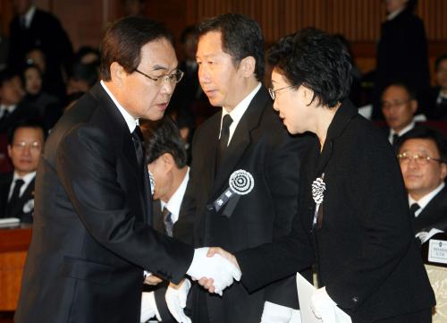 한명숙 국무총리 고 구논회의원 국회장 참석 이미지