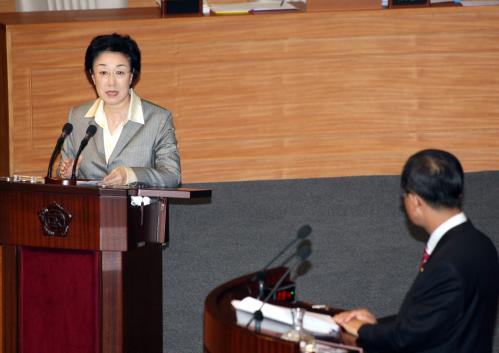 한명숙 국무총리 국회 대정부 질의답변 이미지