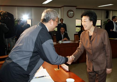 한명숙 국무총리 조류 인플루엔자 상황보고 회의 이미지