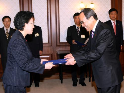 한명숙 국무총리 서거석 전북대학교 총장 임명장 수여 이미지