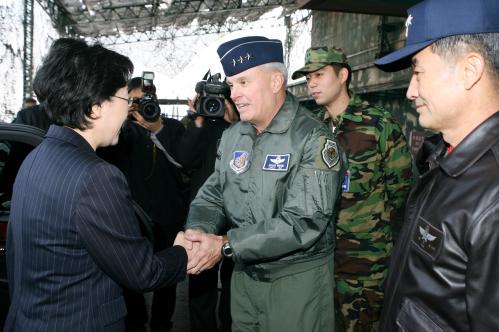 한명숙 국무총리 오산 미7공군사령부 장병 위문 이미지