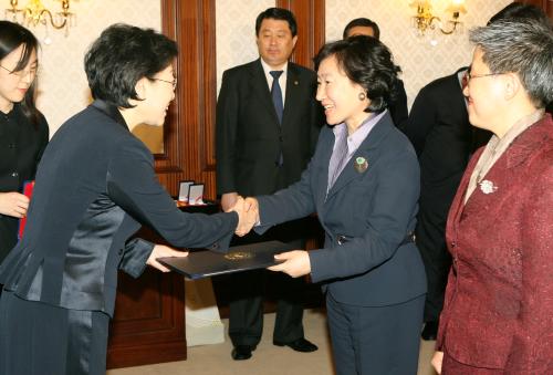 한명숙 국무총리 정책평가, 복합규제개선 및 성과관리 업무 유공자 포상식 이미지