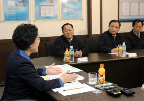 한명숙 국무총리 (주)뉴파워프라즈마 중소기업 방문 이미지