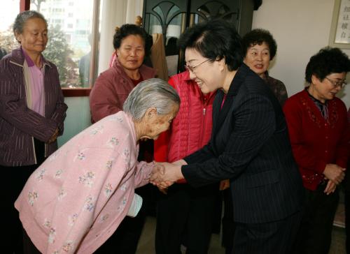 한명숙 국무총리 국민임대주택 노인정 및 가정 방문 이미지