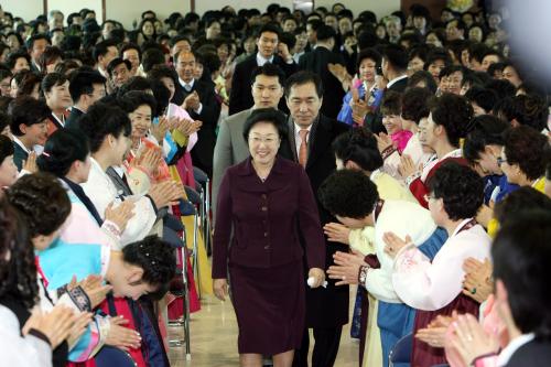 한명숙 국무총리 남인천중.고 성인반 졸업식 이미지