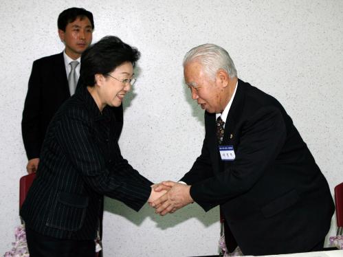 한명숙 국무총리 노인수발 전문요양시설 한빛마을 방문 이미지