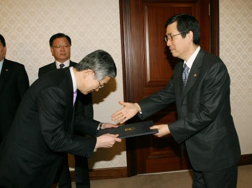 권오규 국무총리 직무대행 남관표 규제개혁조정관 임명장 수여 이미지