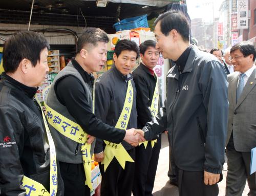 한덕수 국무총리 리모델링 재래시장 방문 이미지