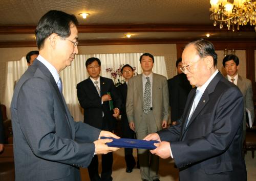 한덕수 국무총리 강용식 행정중심복합도시 자문위원장 위촉장 수여 이미지