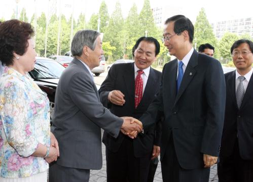 한덕수 국무총리 제3회 숙박산업 전시회 관람 이미지