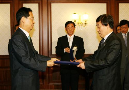 한덕수 국무총리 한송 강릉대학교 총장 임명장 수여 이미지