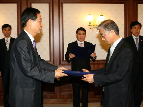 한덕수 국무총리 송광용 서울교육대 총장 임명장 수여 이미지