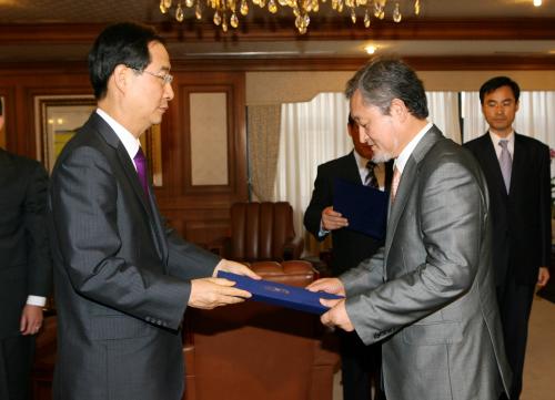 한덕수 국무총리 정보주 진주교육대학교 총장 임명장 수여 이미지