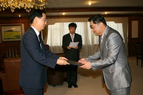 한덕수 국무총리 서정희 규제개혁 민간위원 위촉장 수여 이미지