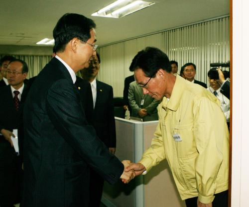 한덕수 국무총리 정부합동 당직총사령실 방문 이미지