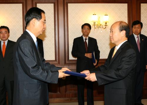 한덕수 총리 노준형 서울산업대학교 총장 임명장 수여 이미지