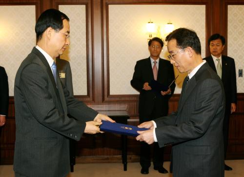 한덕수 국무총리 손석락 대구교대 총장 임명장 수여 이미지