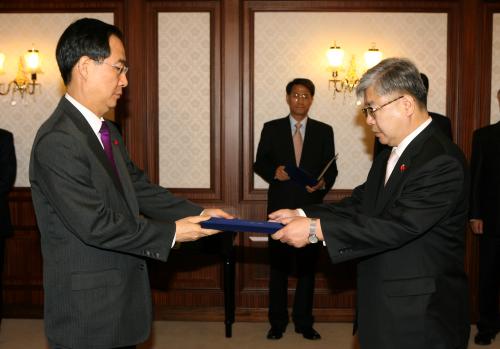 한덕수 국무총리 하우송 경상대학교 총장 임명장 수여 이미지