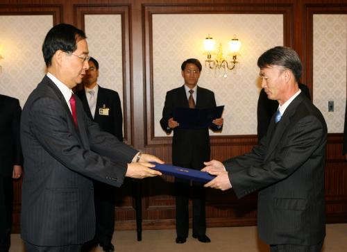 한덕수 국무총리 전우수 공주교대 총장 임명장 수여 이미지