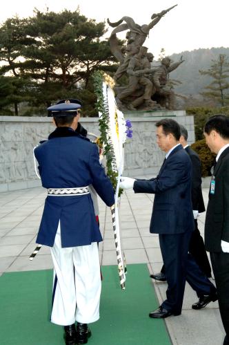 한승수 총리 국립묘지참배 이미지