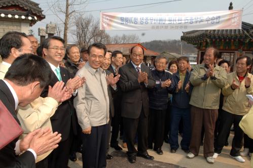 한승수 총리 반기문 UN사무총장 생가 방문 이미지