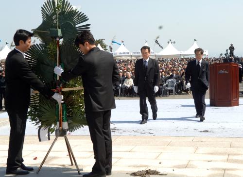 한승수 총리 제주43사건희생자위령제 이미지