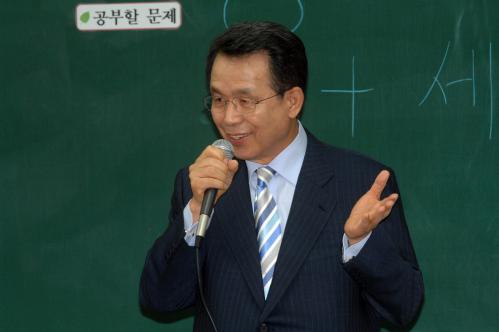 한승수 총리 탄벌초등학교 1일 명예교사 특강 이미지