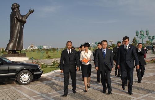 한승수 국무총리 투르크메니스탄 독립기념탑 헌화 및 박물관 관람 이미지