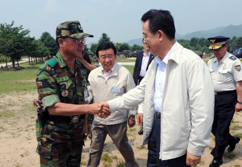 한승수 총리 수해복구현장방문 이미지