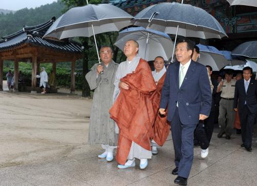 한승수 총리 신흥사 방문 이미지