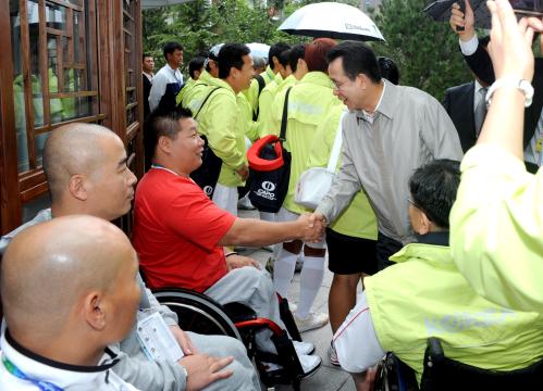 한승수 총리 올림픽선수촌 방문 이미지