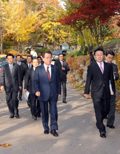 한승수 총리 독립공원 참배 이미지