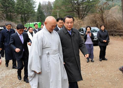 한승수 총리 구룡사 방문 이미지