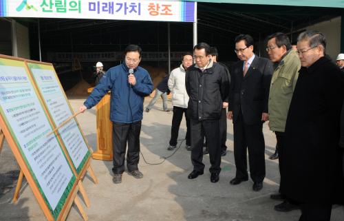 한승수 국무총리 펠릿 제조공장 방문 이미지