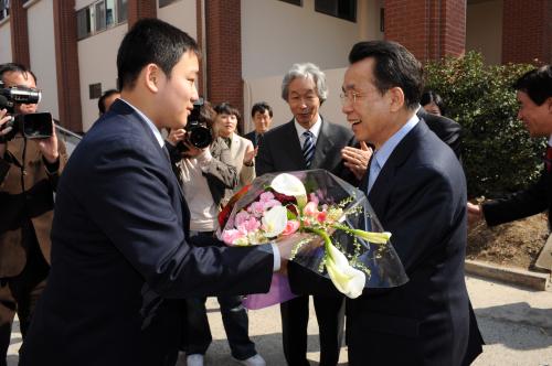 한승수 국무총리 대륜중학교 방문 이미지