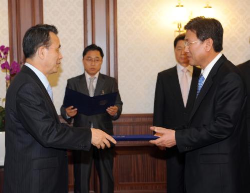 한승수 국무총리 김성욱 한국체육대학 총장 임명장수여 이미지